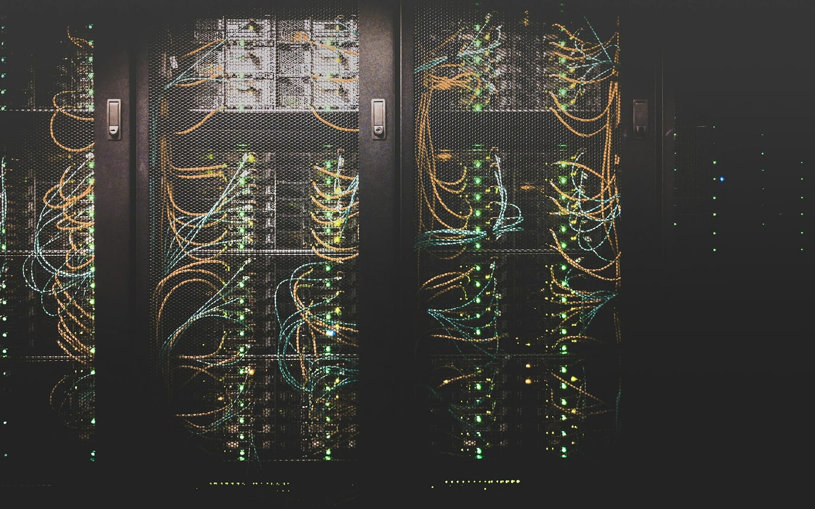 Serverové racky a datové kabeláže